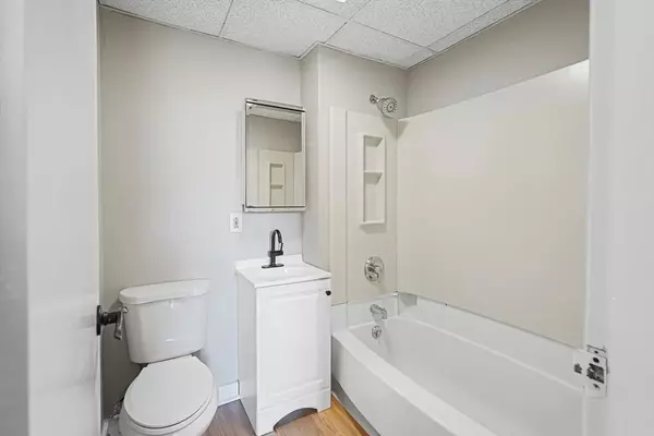 Lowell, MA 01851,100 Appleton St #3