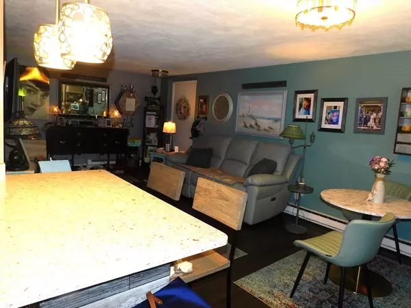 Amesbury, MA 01913,16 Glen Devin St #16