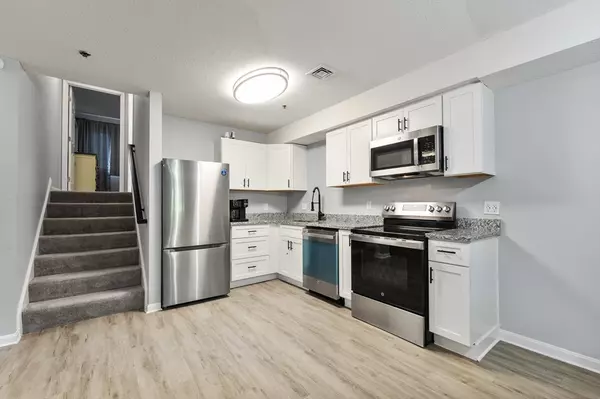 4 Duck Pond Rd #211, Beverly, MA 01915