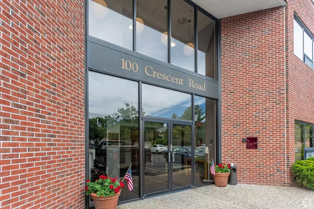 Needham, MA 02494,100 Crescent Road #1B