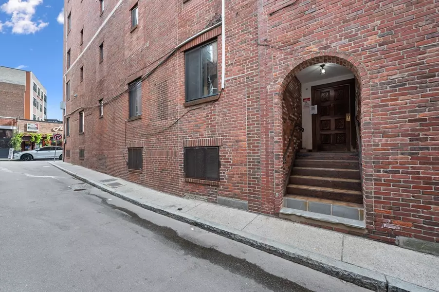 8 Wiget St #1, Boston, MA 02113