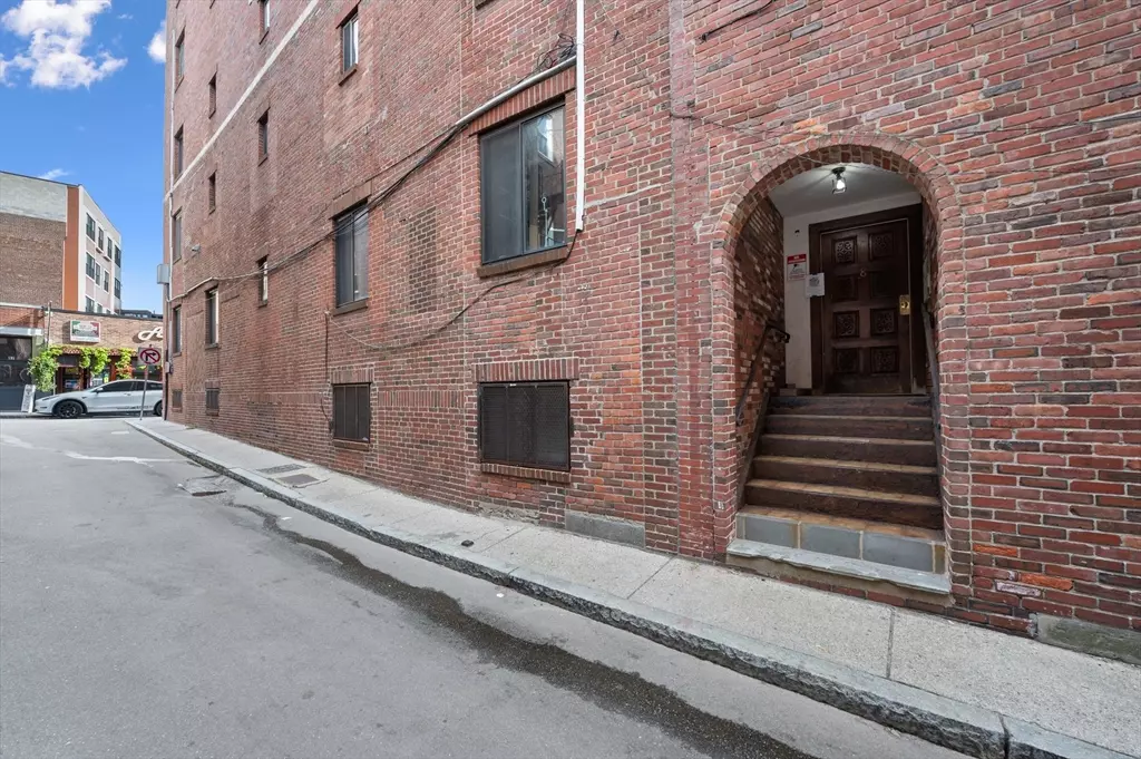Boston, MA 02113,8 Wiget St #1