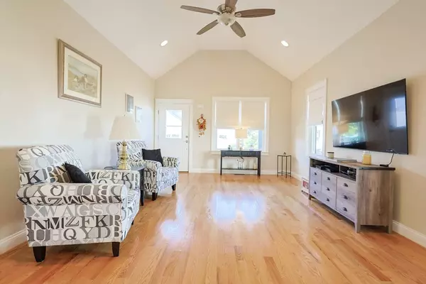 Douglas, MA 01516,47 Compass Point Dr #68