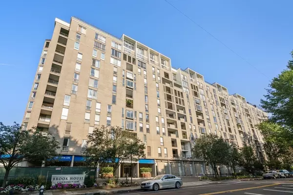 Brookline, MA 02445,33 Pond Ave #523