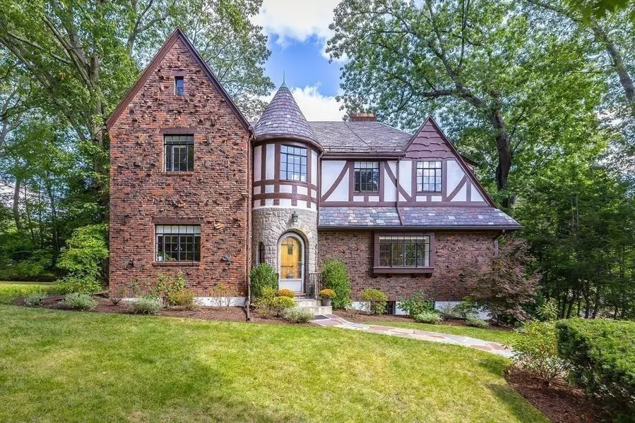 1069 W Roxbury Pkwy, Brookline, MA 02467