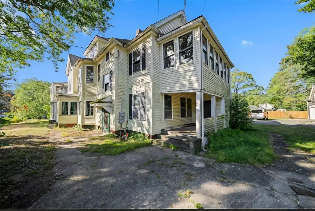 Holyoke, MA 01040,129 Morgan St