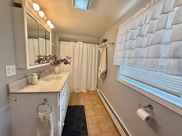 Taunton, MA 02718,1232 Middleboro Ave
