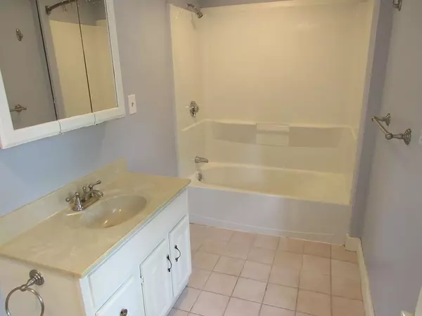 Leominster, MA 01453,12 Lindell Ave #2