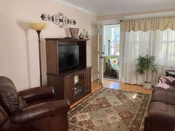 East Providence, RI 02915,93 Crown