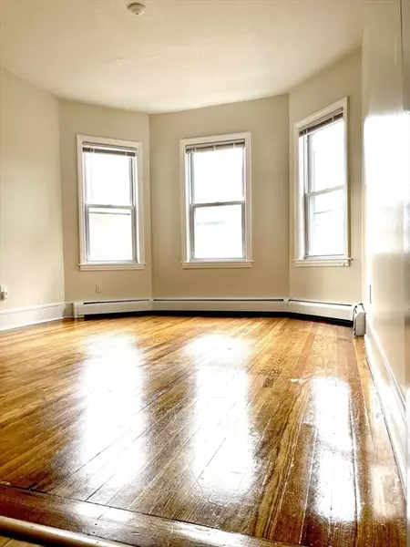 20 Boylston St #4, Lowell, MA 01852