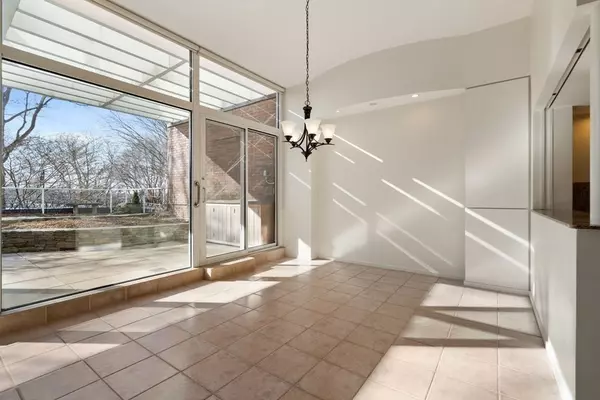 Cambridge, MA 02138,975 Memorial Drive #204