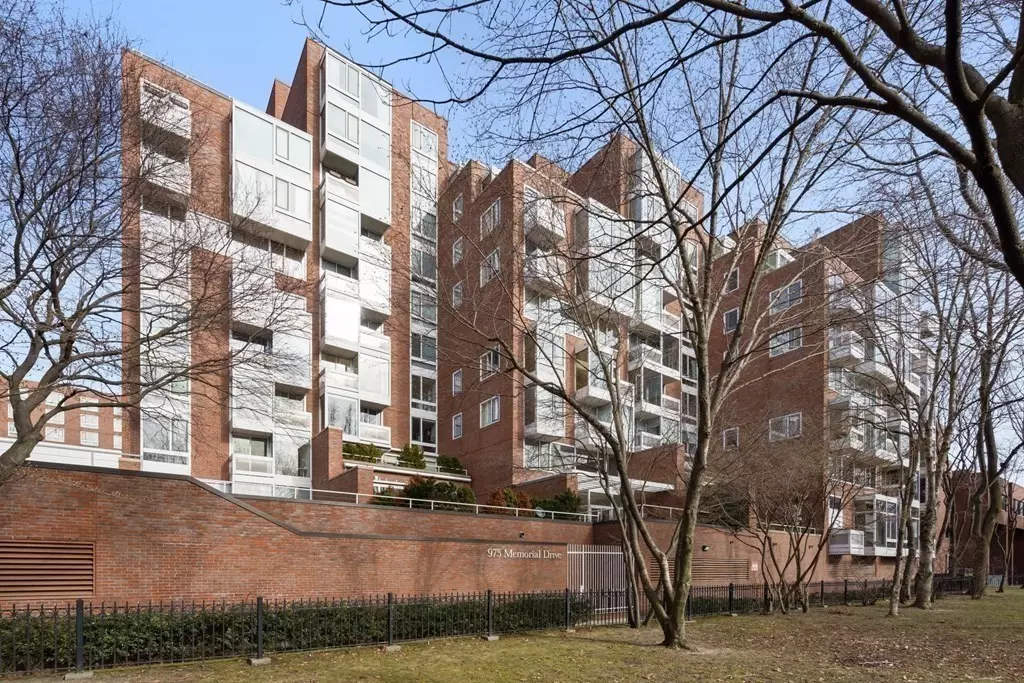 Cambridge, MA 02138,975 Memorial Drive #204