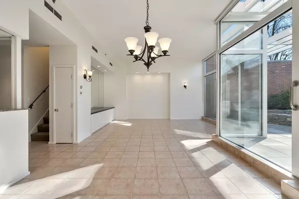 Cambridge, MA 02138,975 Memorial Drive #204