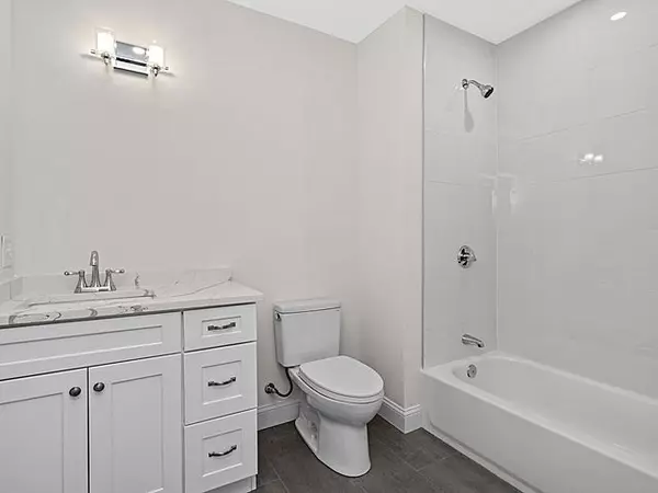 Cohasset, MA 02025,1 Pleasant St #201