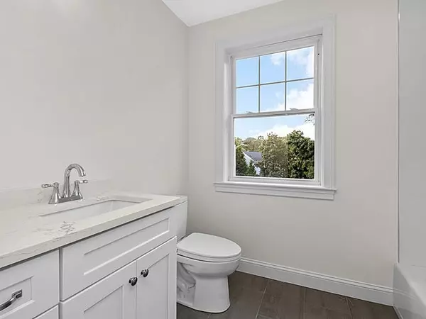 Cohasset, MA 02025,1 Pleasant St #204