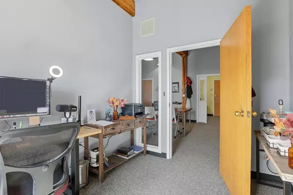 Amesbury, MA 01913,5 Market Square #207