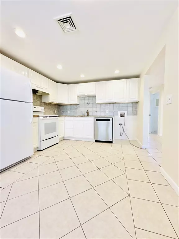 Saugus, MA 01906,1 Lawndale Ave #1:B