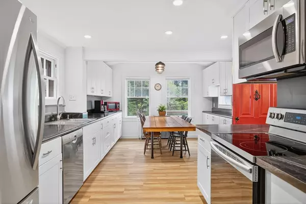 Falmouth, MA 02543,54 Whitman Rd
