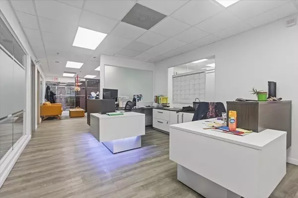 Peabody, MA 01960,100 Corporate Pl #202