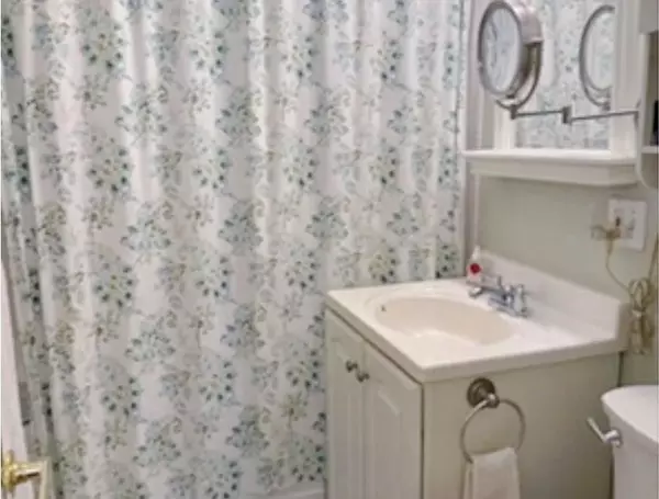 Andover, MA 01810,3 A Colonial Drive #8