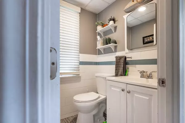 Fairhaven, MA 02719,17 Middle St