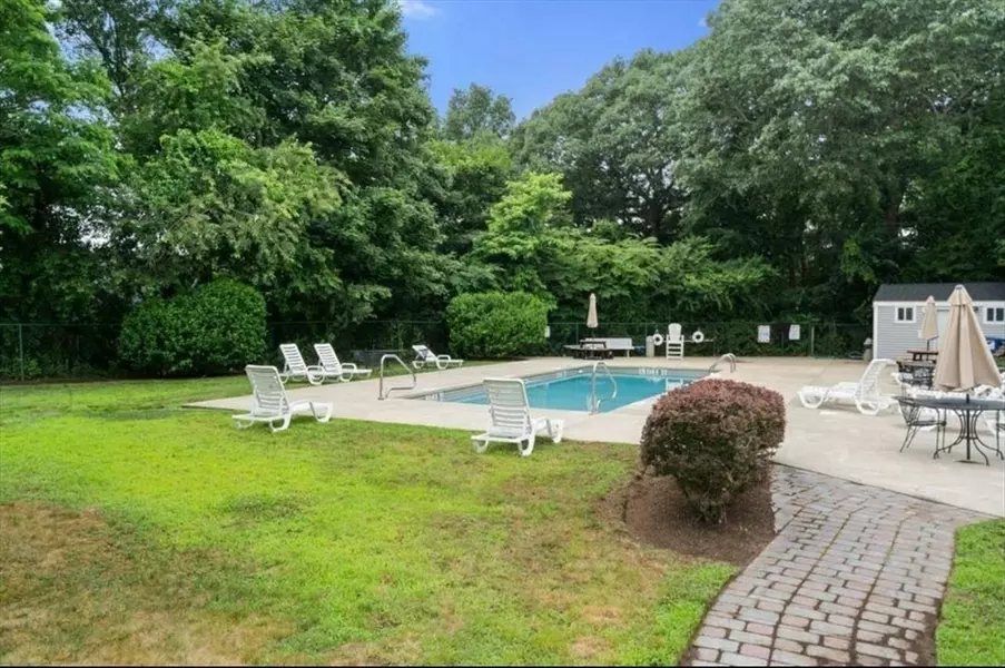 21 Chapel Hill Dr #3, Plymouth, MA 02360