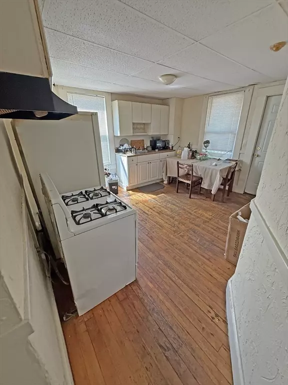 Lowell, MA 01850,8 Read St