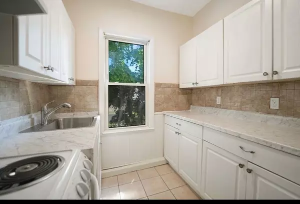 Fall River, MA 02724,628 S Almond #2