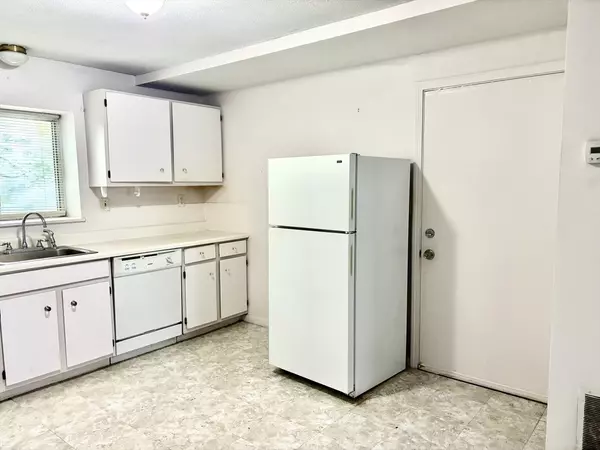 Fall River, MA 02720,5455 N Main St #17A