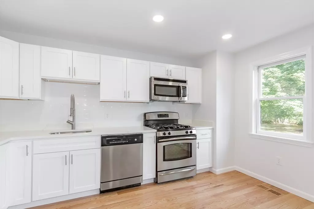 Dracut, MA 01826,95 Tennis Plaza Rd #18