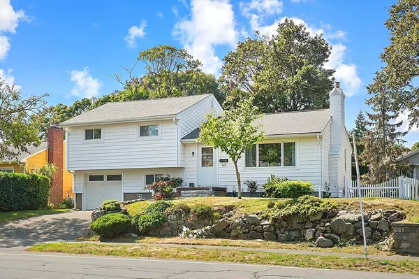 Marblehead, MA 01945,24 Maple St