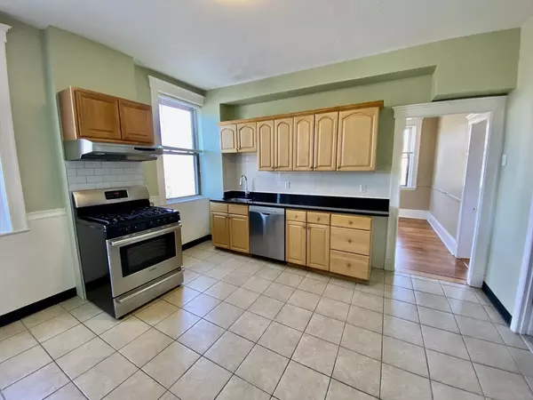 979 Chestnut St #1, Newton, MA 02464