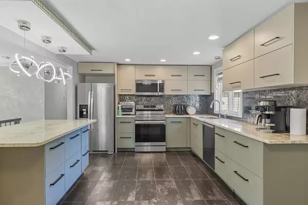 Plainville, MA 02762,9 Oak Drive
