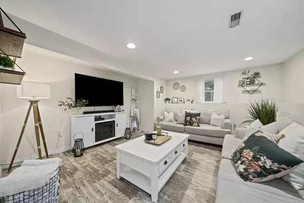 14 Dale Rd, Holbrook, MA 02343