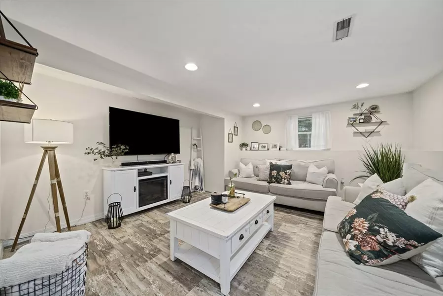 14 Dale Rd, Holbrook, MA 02343
