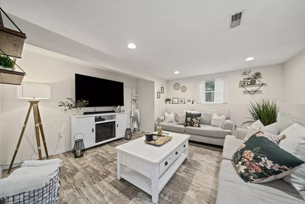 Holbrook, MA 02343,14 Dale Rd