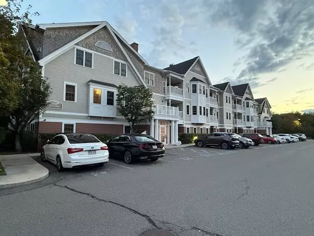 North Andover, MA 01845,180 Chickering Rd #204C