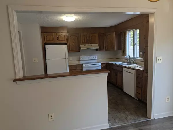 Agawam, MA 01001,6 Mansion Woods Dr #A