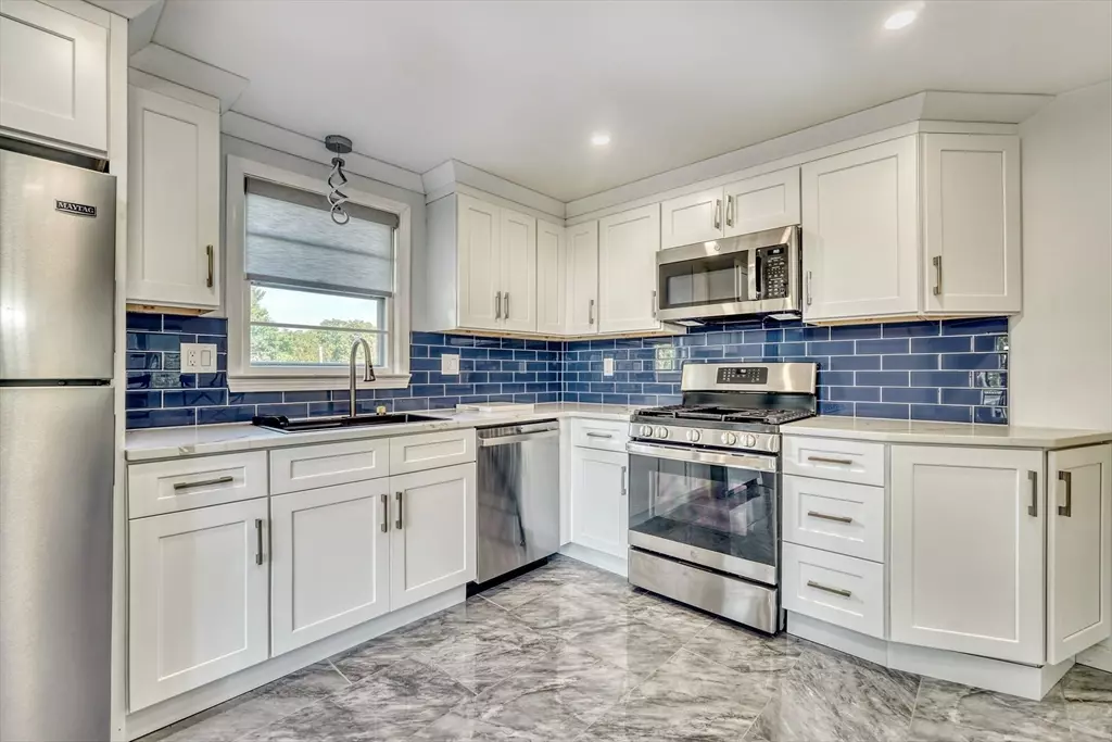 Holbrook, MA 02343,28 Border Rd