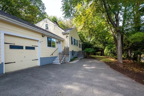 Westwood, MA 02090,215 Blue Hill
