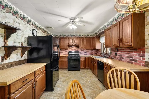 Easthampton, MA 01027,102 Lovefield St