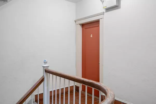 Cambridge, MA 02138,38 Linnaean St #4