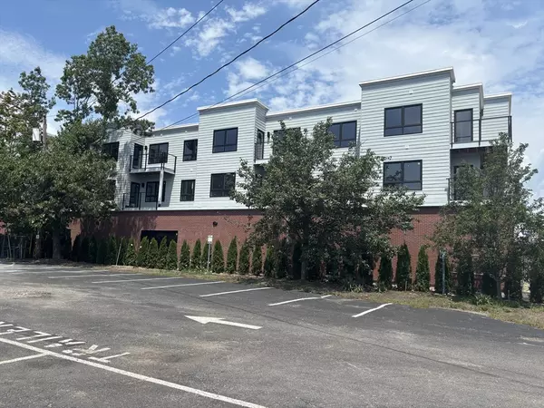 Walpole, MA 02081,1391 Main Street #204