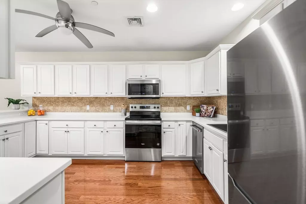 Wakefield, MA 01880,974 Main St #30