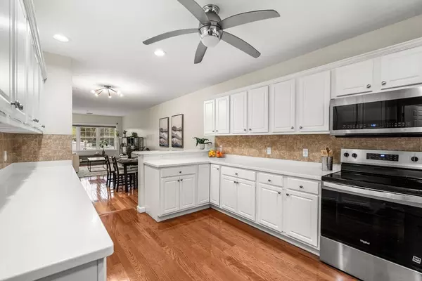 Wakefield, MA 01880,974 Main St #30