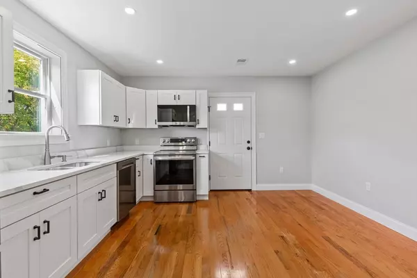 Peabody, MA 01960,8R Elm Street #2