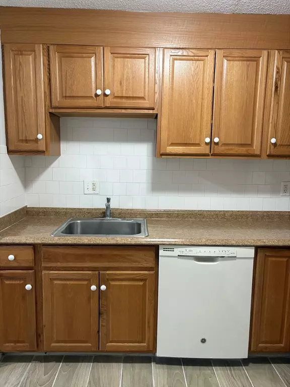 Waltham, MA 02453,685 Moody St #1