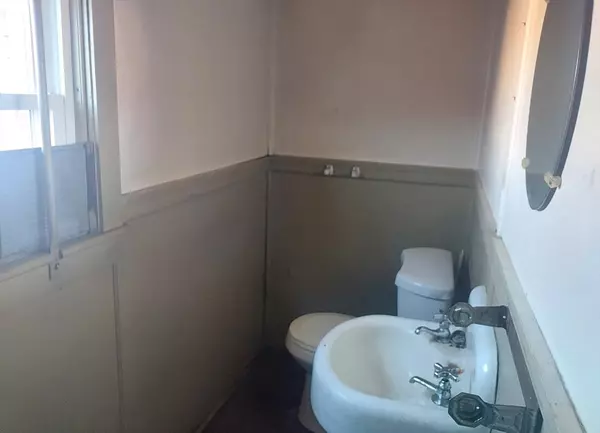 Tiverton, RI 02878,72 Main Rd