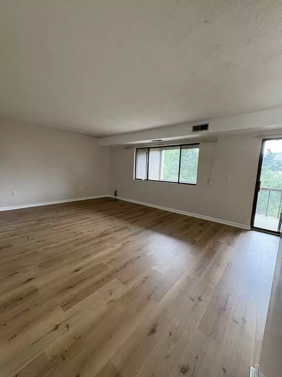 Lincoln, RI 02865,196 Old River Rd #South 6C