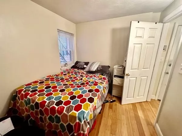 Boston, MA 02113,20 Bartlett Place #1